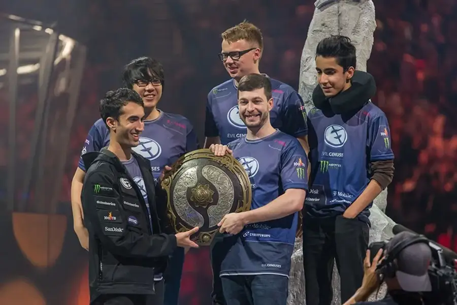 Dota 2 team houdt de Aegis trofee vast na het winnen van een groot toernooi.