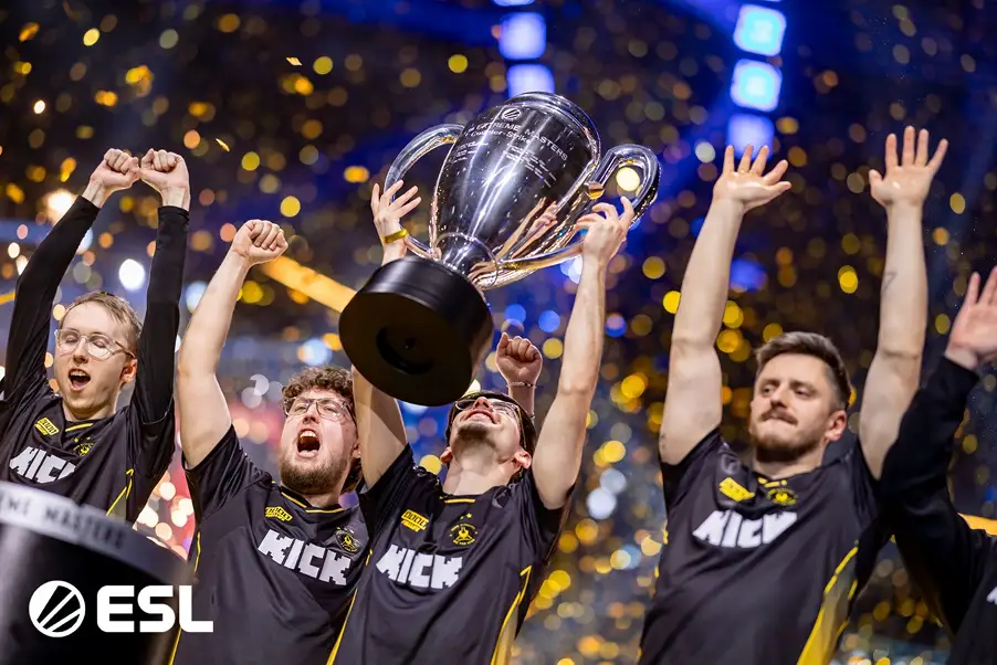 Esports team viert overwinning en houdt een trofee omhoog tijdens een ESL-toernooi.
