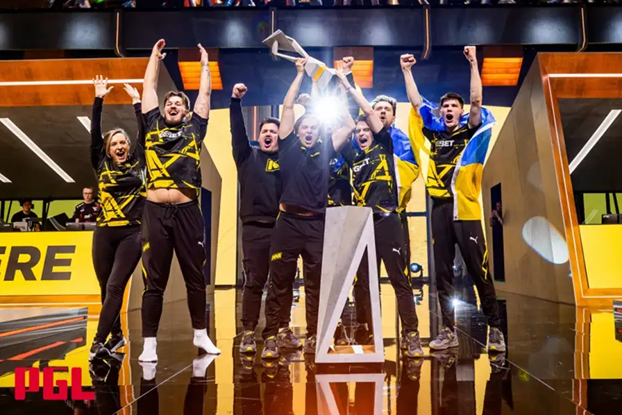 Esports team viert overwinning op het podium tijdens een PGL-toernooi.